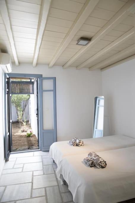 Beachfront 2Br Apartment - Free Parking Livadi  Exterior foto