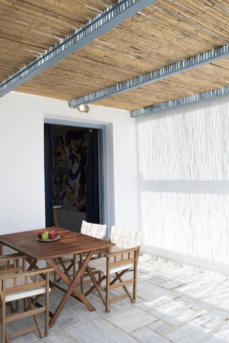 Beachfront 2Br Apartment - Free Parking Livadi  Exterior foto