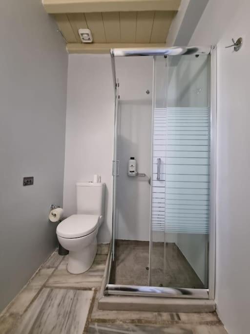 Beachfront 2Br Apartment - Free Parking Livadi  Exterior foto